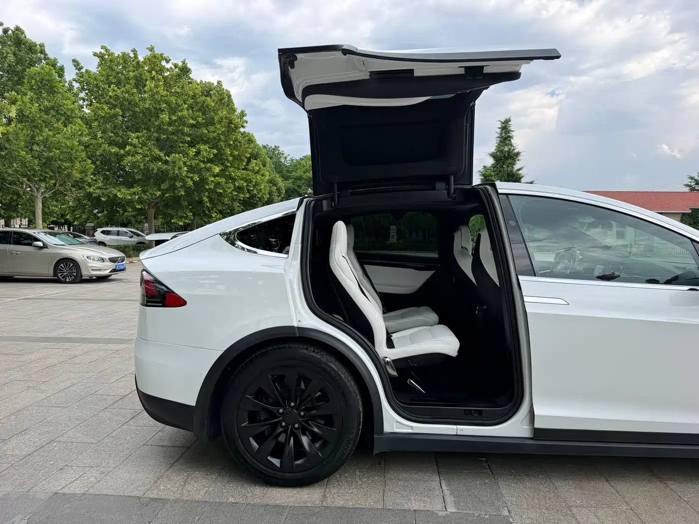 TESLA MODEL X