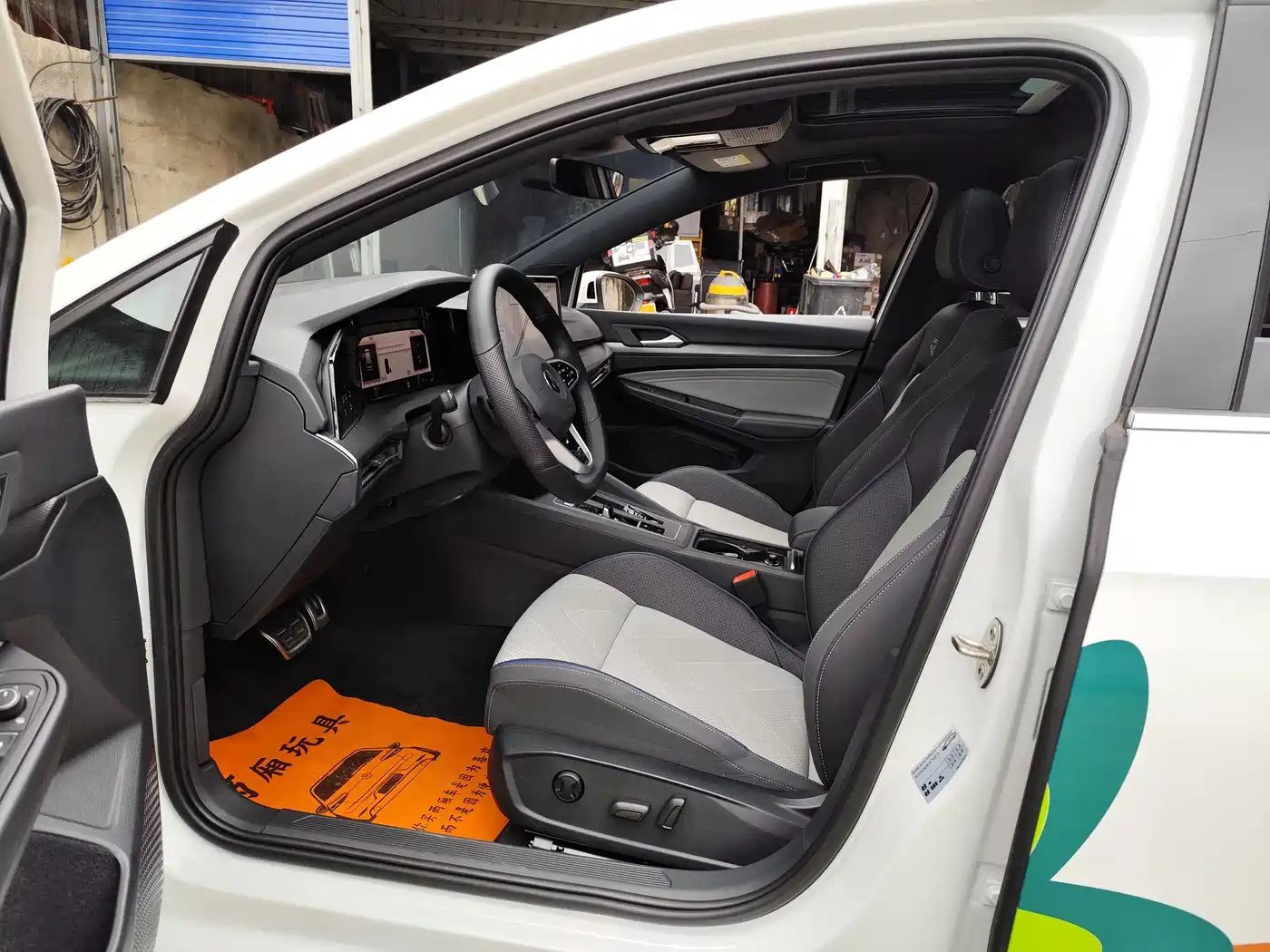 Volkswagen Golf 2025 300TSI R-Line фото 7