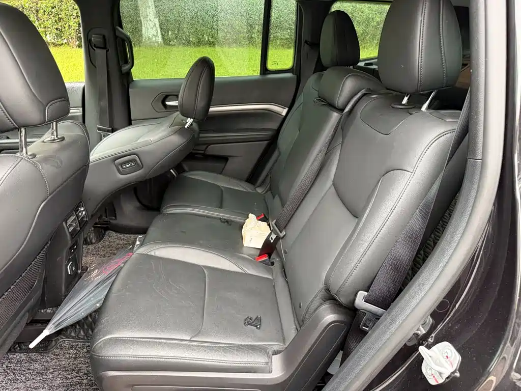Photo 12 - Jeep Commander