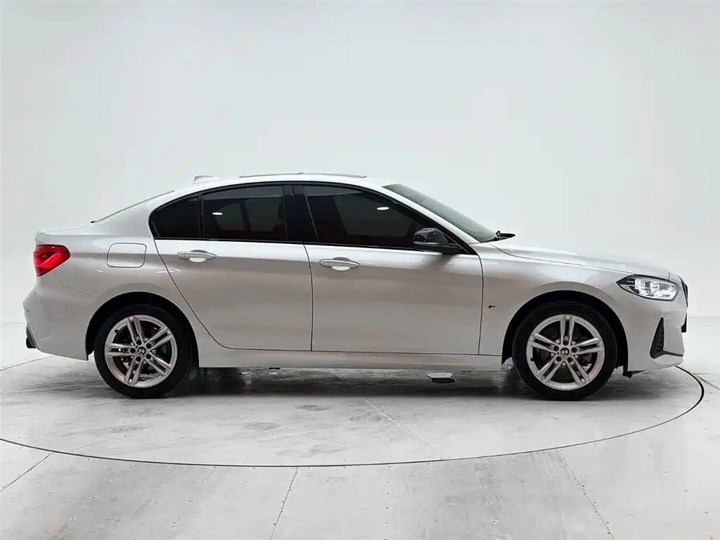 BMW 1 Series 2021 120i M Sport Shadow Edition фото 9