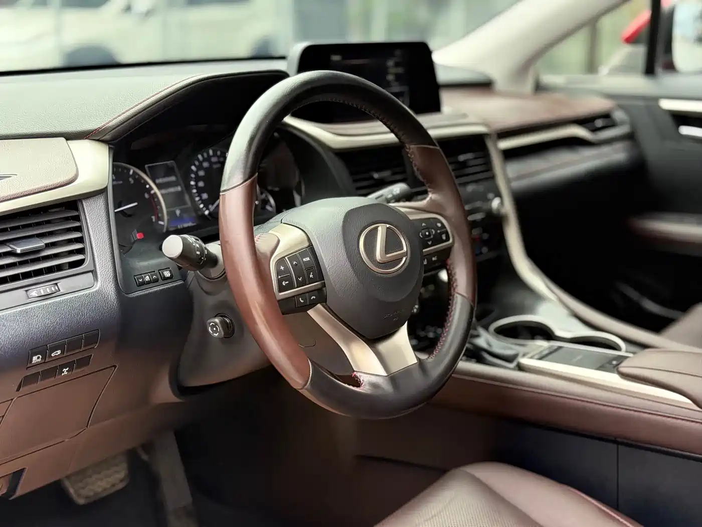 Фото 9 - Lexus RX
