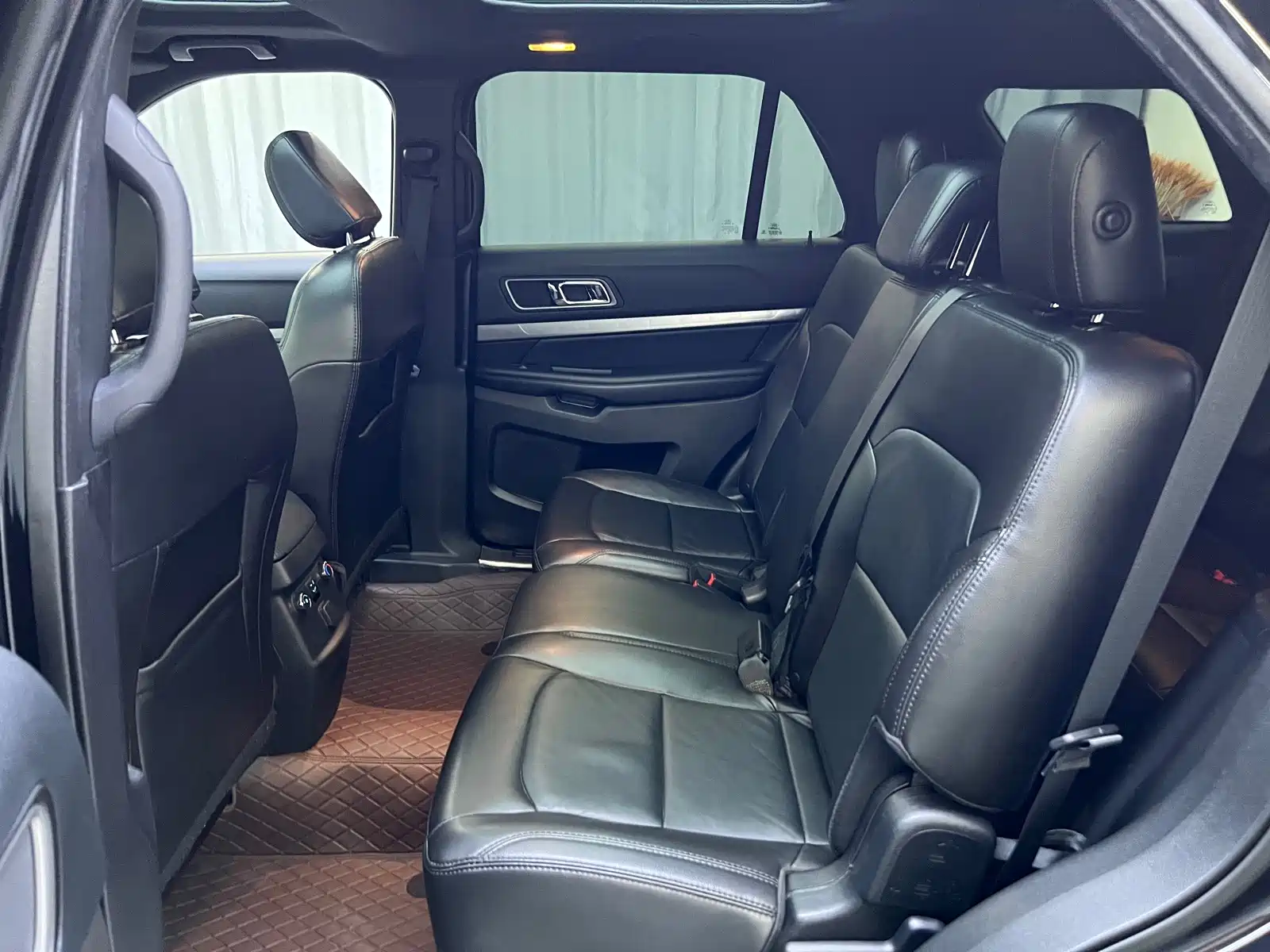 Photo 16 - Ford Explorer (Import)