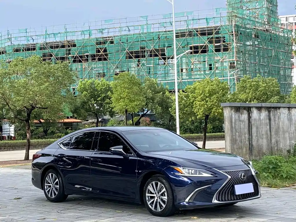Фото 3 - Lexus ES