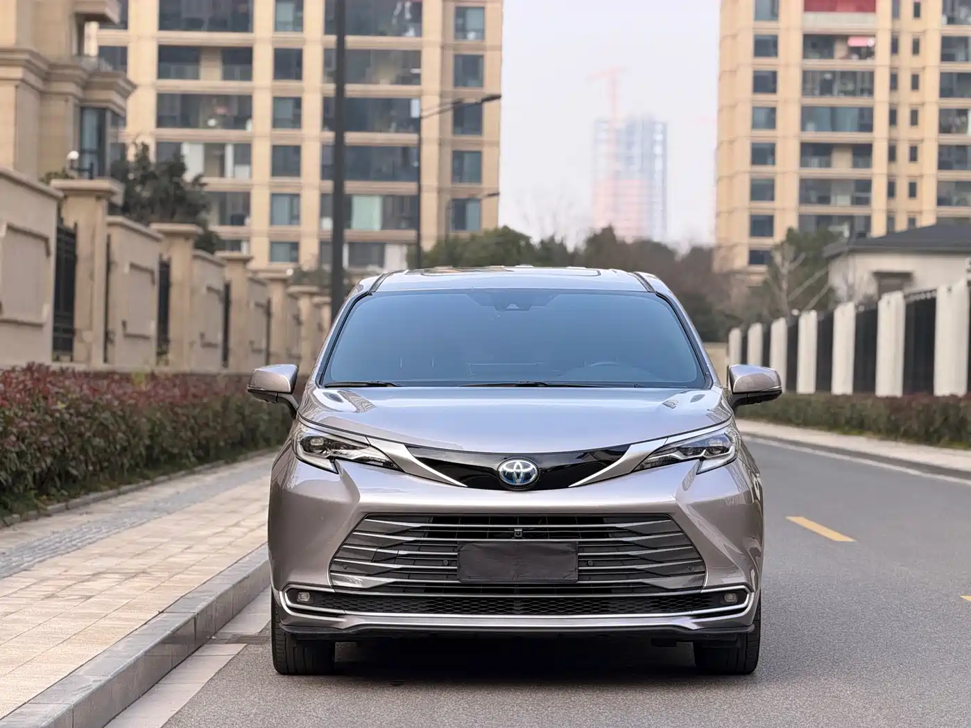 Toyota Sienna 2023 2.5L Hybrid Premium Edition фото 2