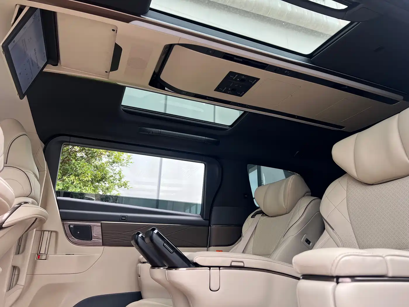 Toyota Alphard 2024 Hybrid 2.5L Ultimate Enjoyment Edition фото 5