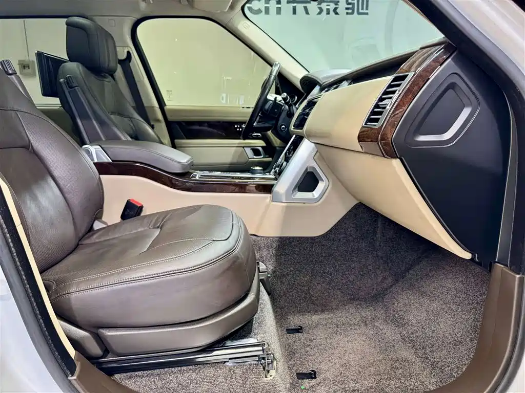 Land Rover Range Rover 2021 3.0 L6 Heritage Extended Classic Edition фото 18