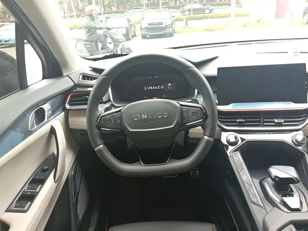 Lynk & Co 06 2020 1.5T Halo фото 7