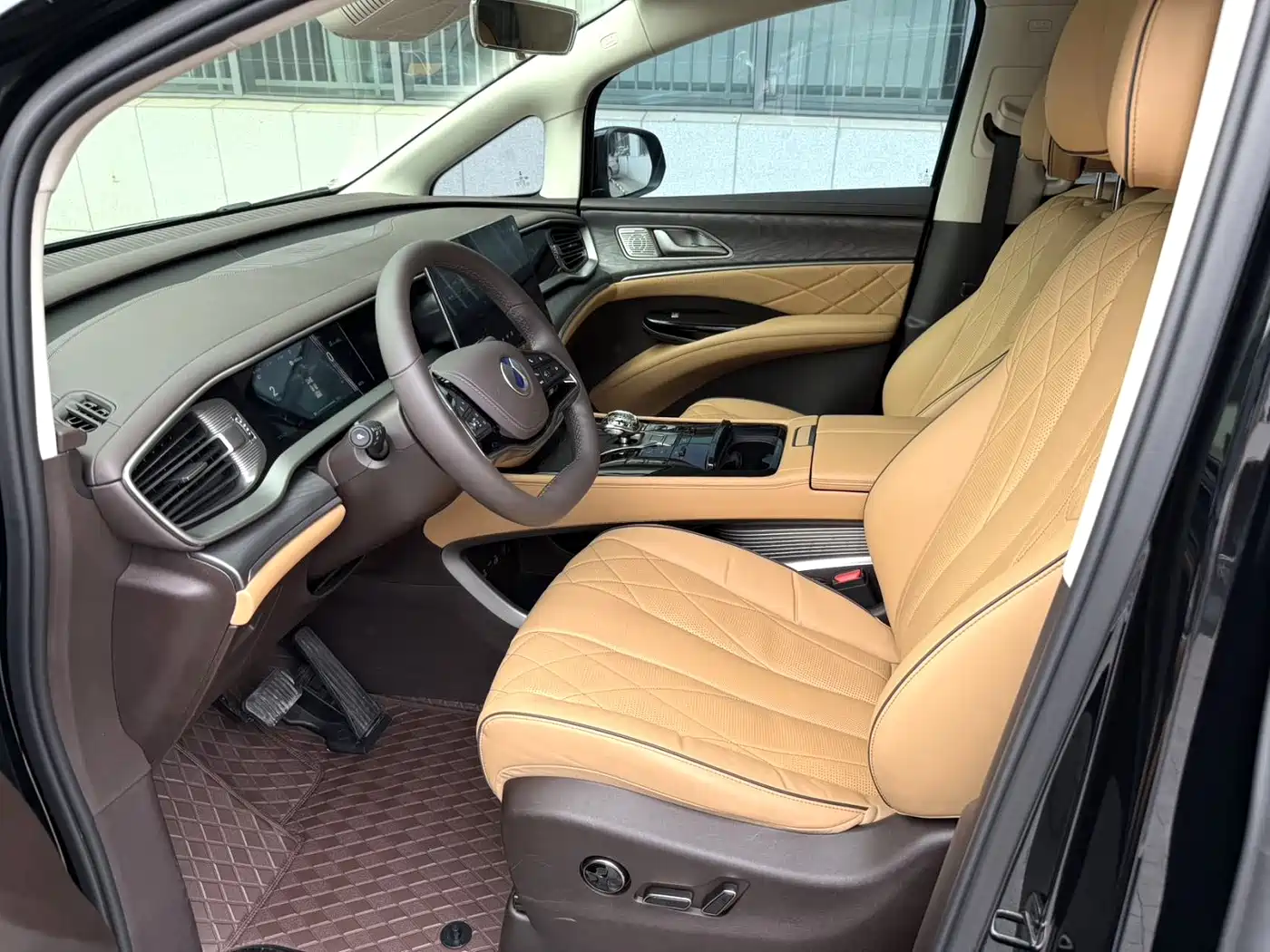 Denza D9 2024 EV 600 AWD Premium фото 4