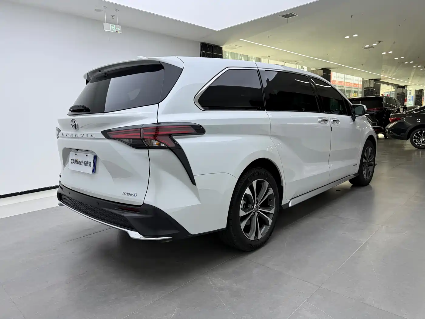 Toyota Granvia 2023 2.5L Hybrid Comfort Edition фото 3