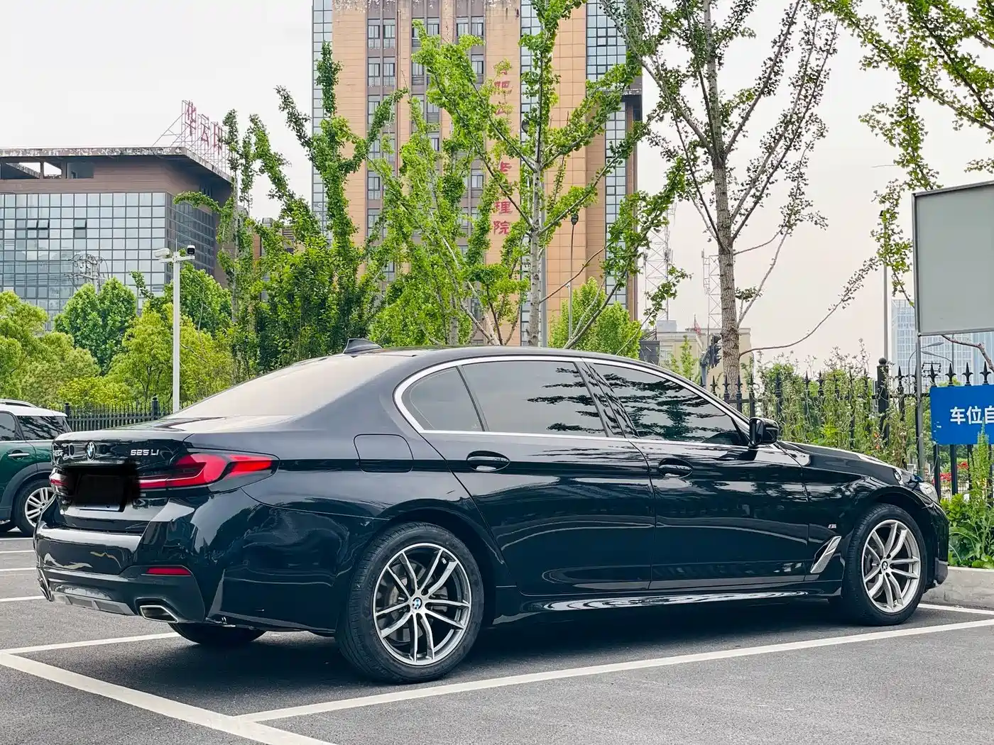 BMW 5 Series 2021 525Li M Sport Package фото 7