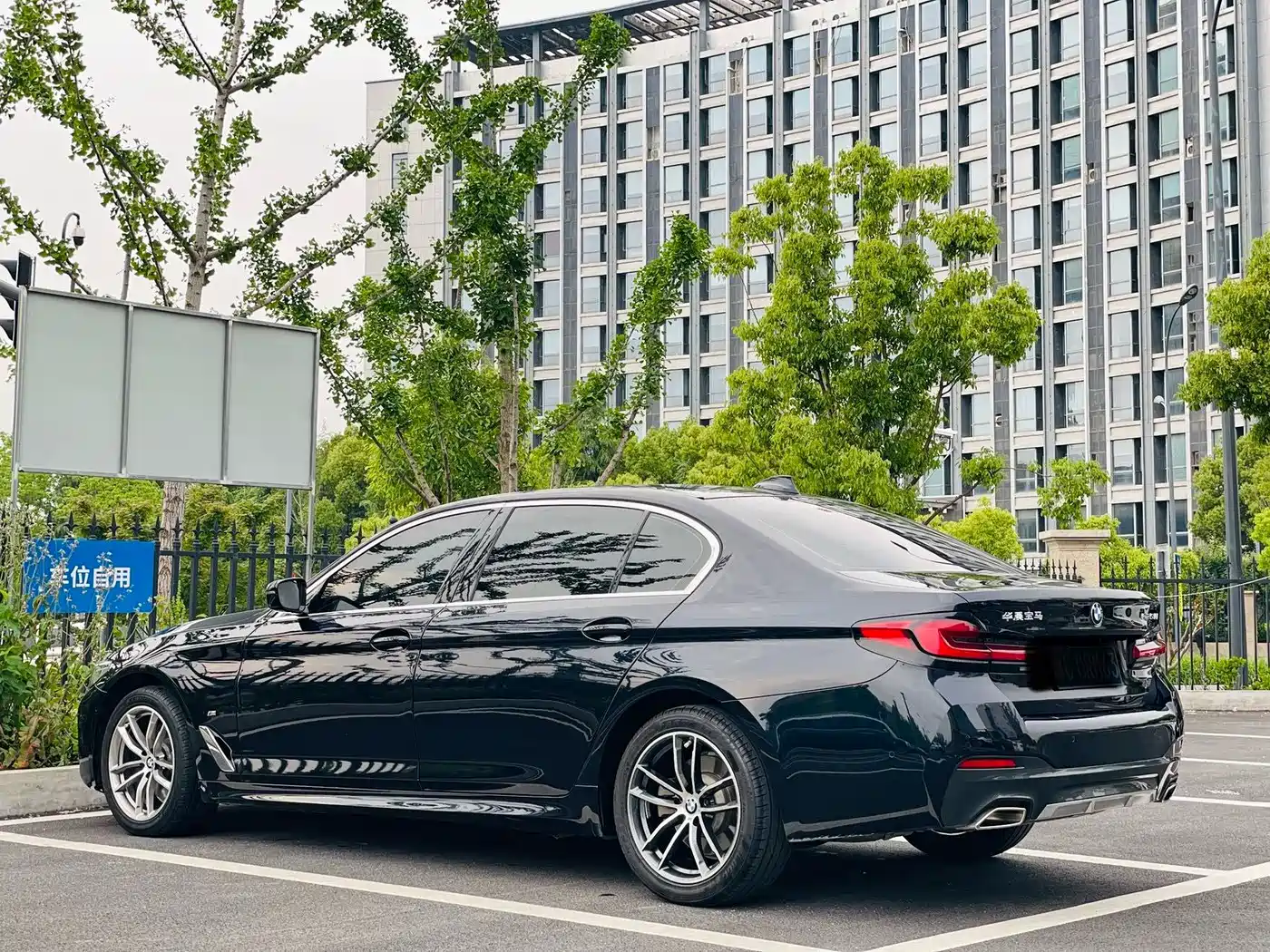 BMW 5 Series 2021 525Li M Sport Package фото 9