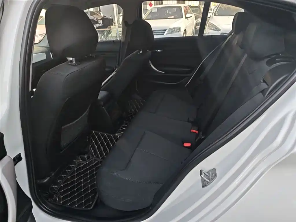 BMW 1 Series (Import) 2018 118i Leading фото 17