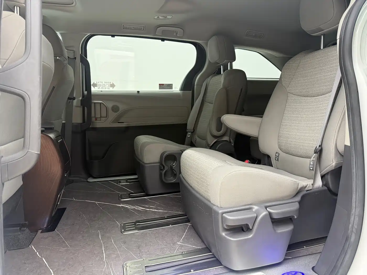 Toyota Sienna 2023 2.5L Hybrid Comfort Edition фото 17