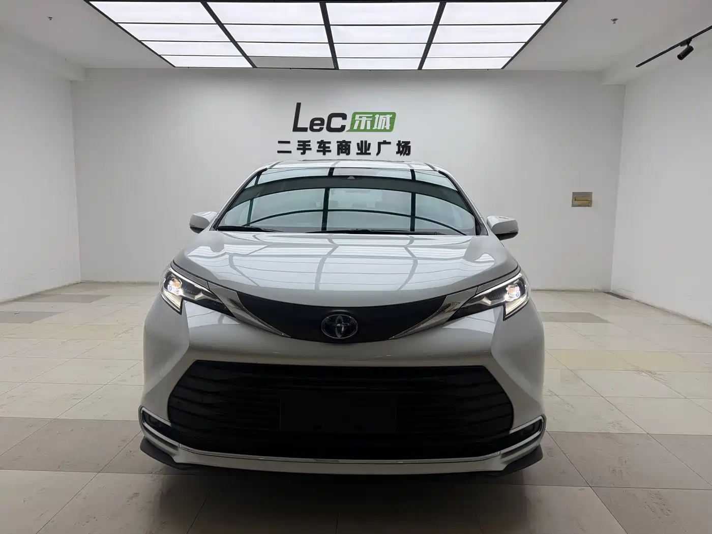 Toyota Sienna 2023 2.5L Hybrid Comfort Edition фото 3