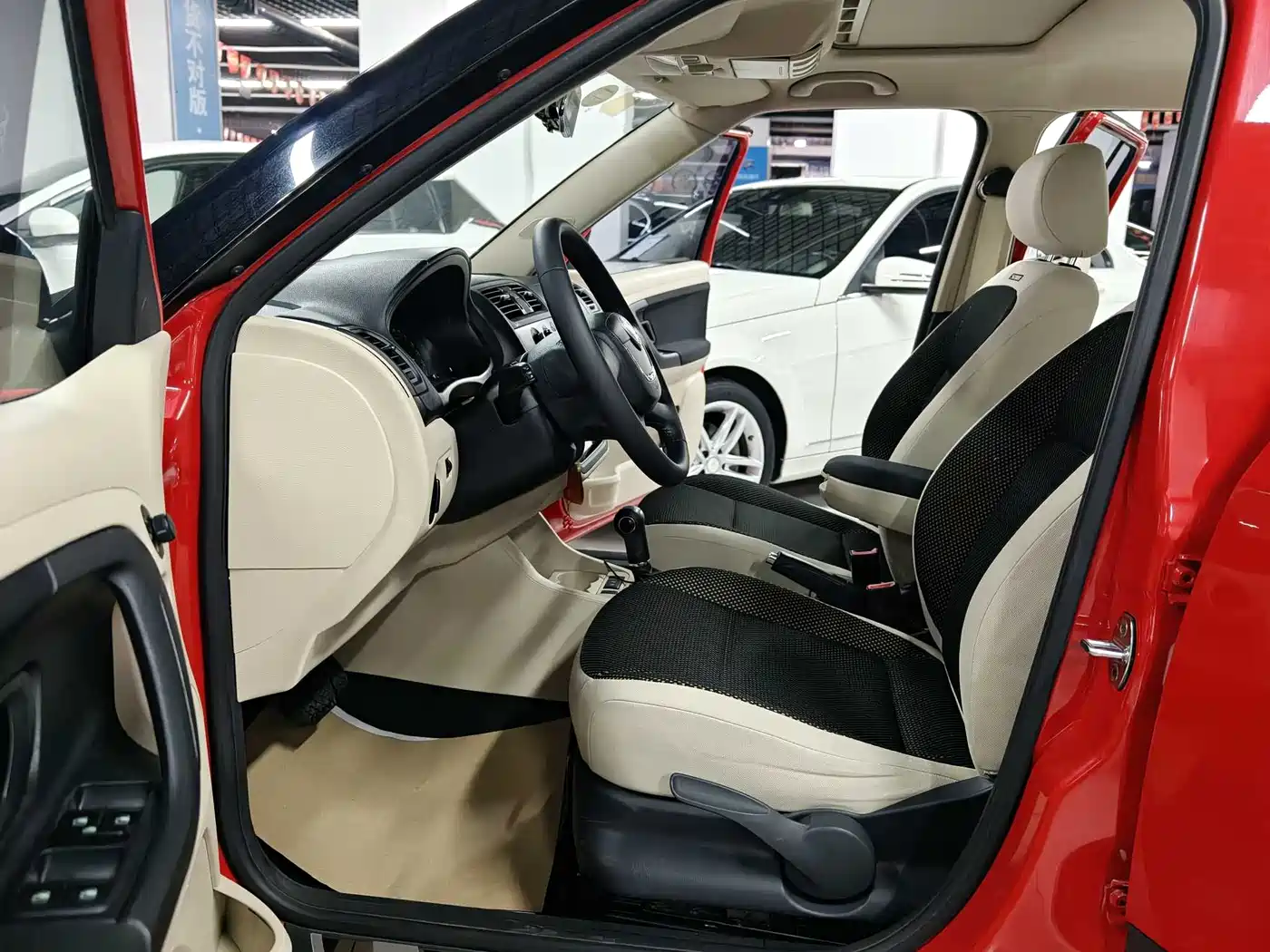 Škoda Fabia 2012 1.6L Scout фото 5
