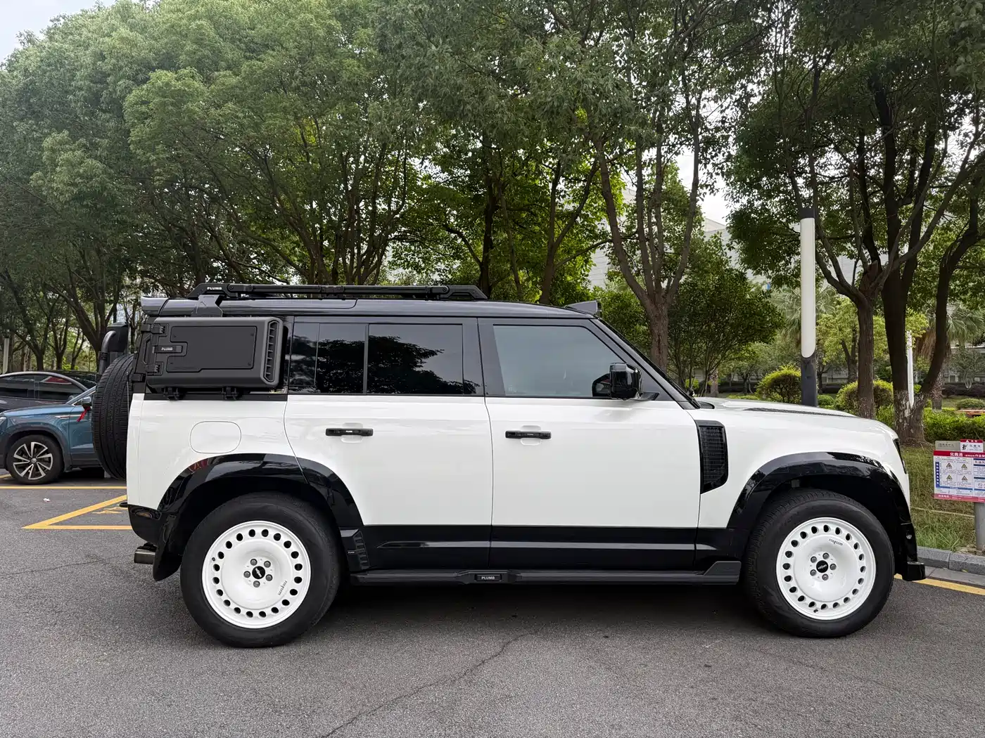 Land Rover Defender 2023 110 3.0T P400 75th Anniversary Legend Edition фото 7