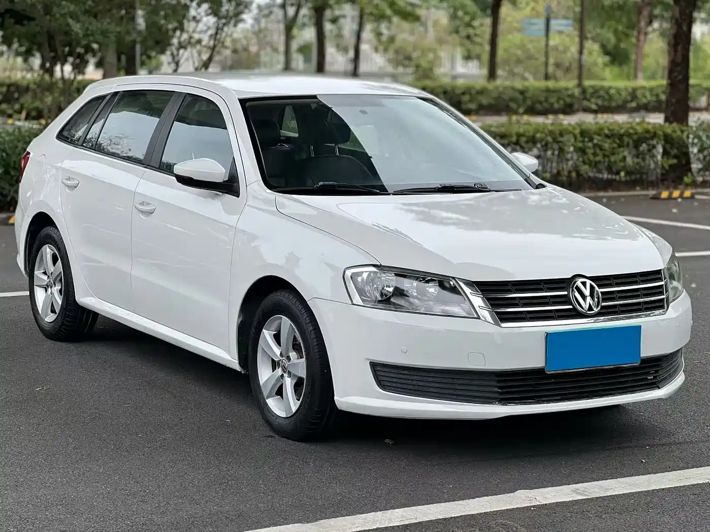 Volkswagen Lavida Tour 2013 1.6L Automatic Trend Style фото 4