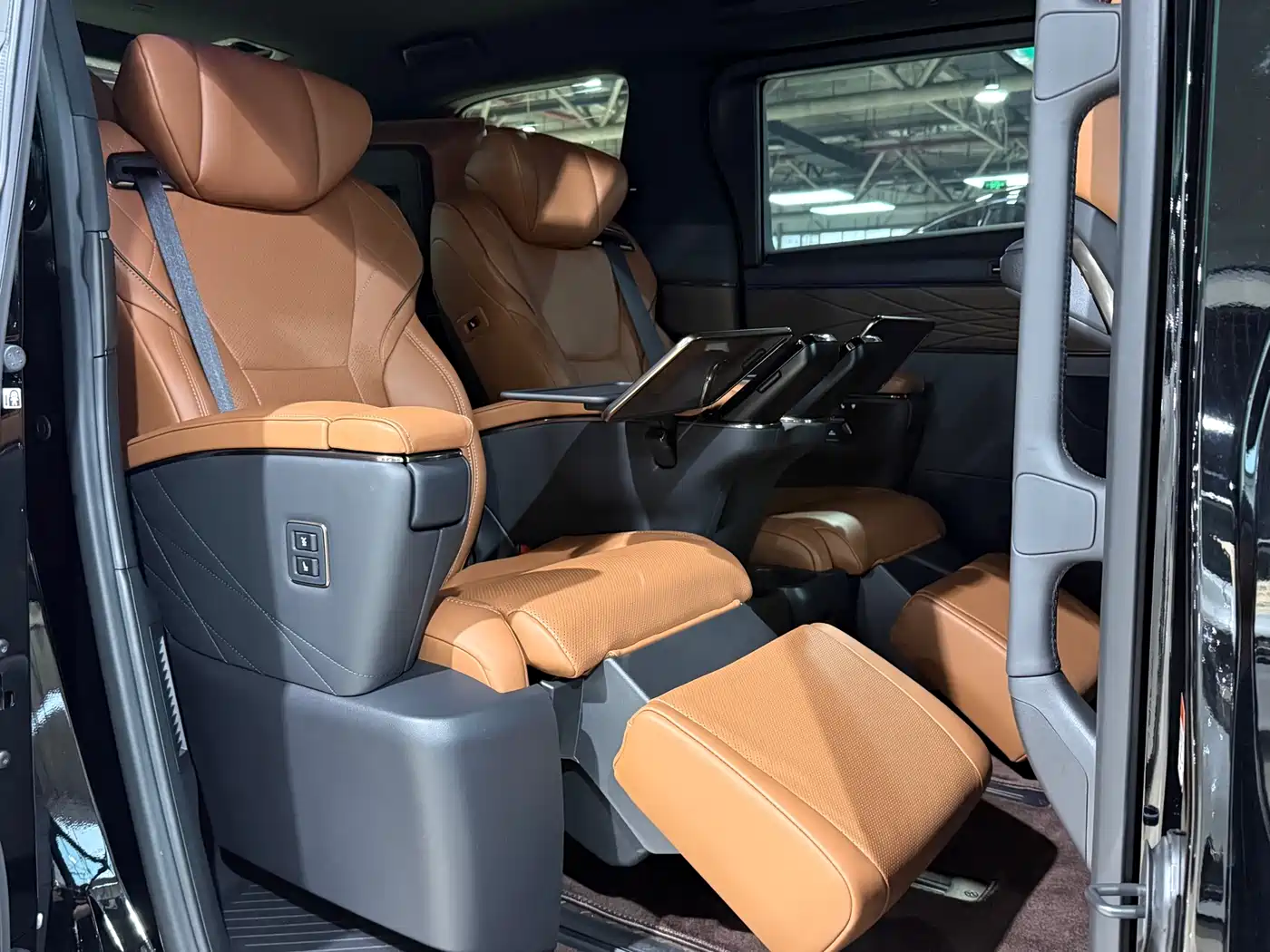Toyota Vellfire 2024 Crown Hybrid 2.5L Executive Premium Edition фото 11
