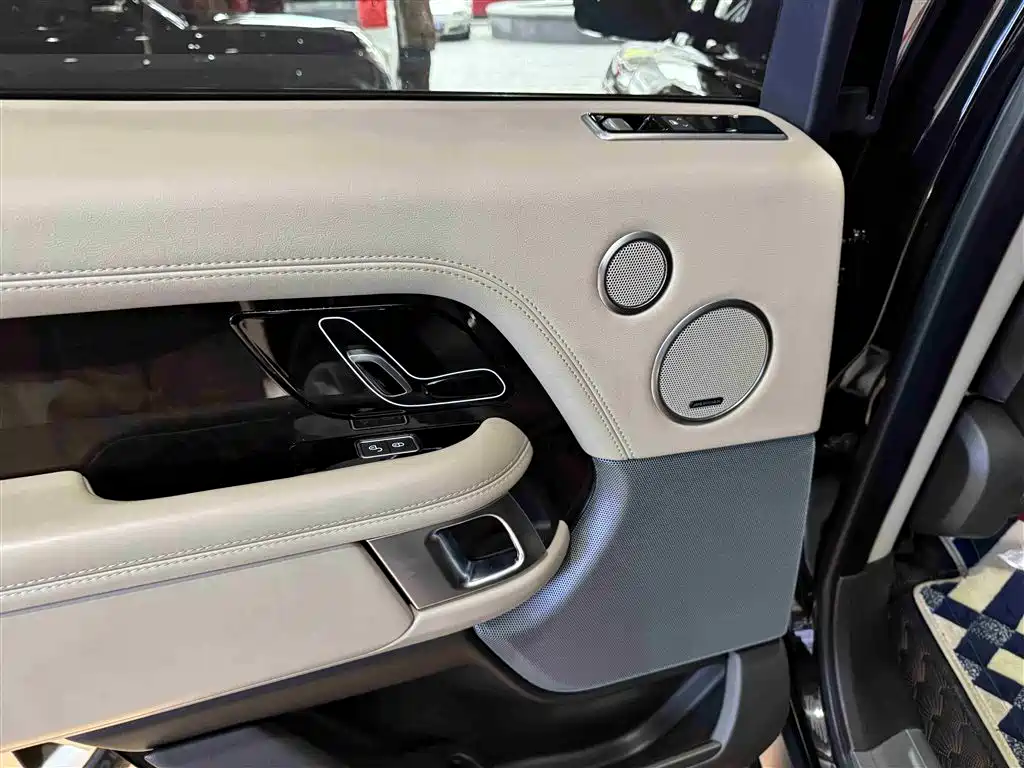 Land Rover Range Rover 2020 3.0 L6 Heritage Edition фото 10