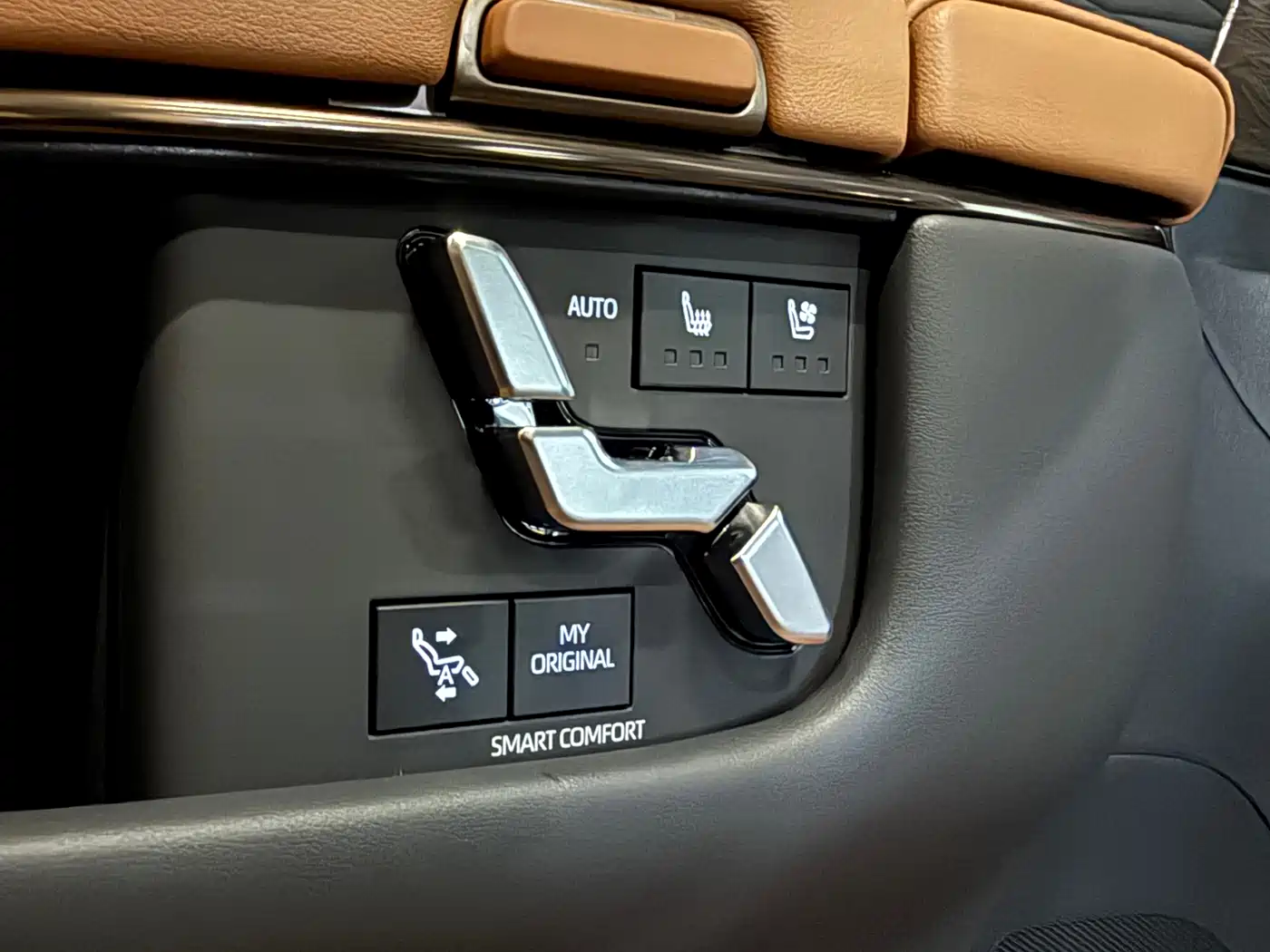 Toyota Vellfire 2024 Crown Hybrid 2.5L Executive Premium Edition фото 27