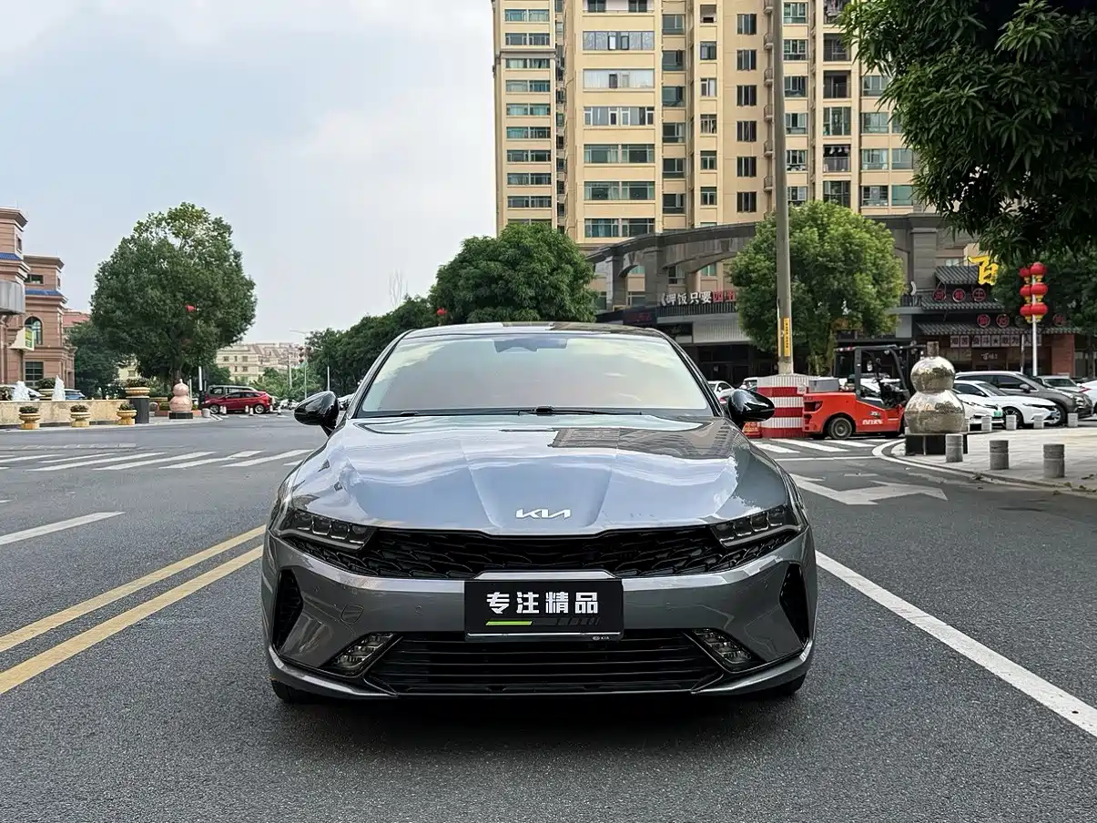 Photo 2 - Kia K5