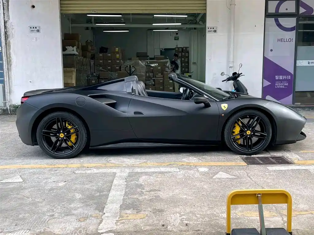 FERRARI 488