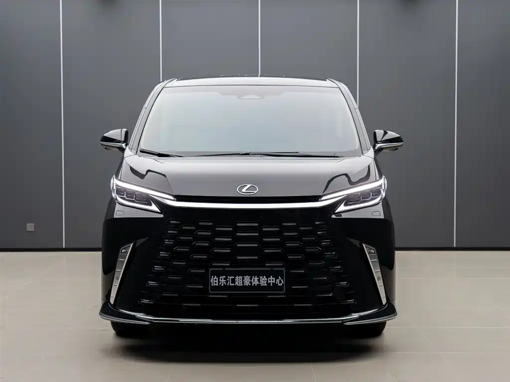 LEXUS LM