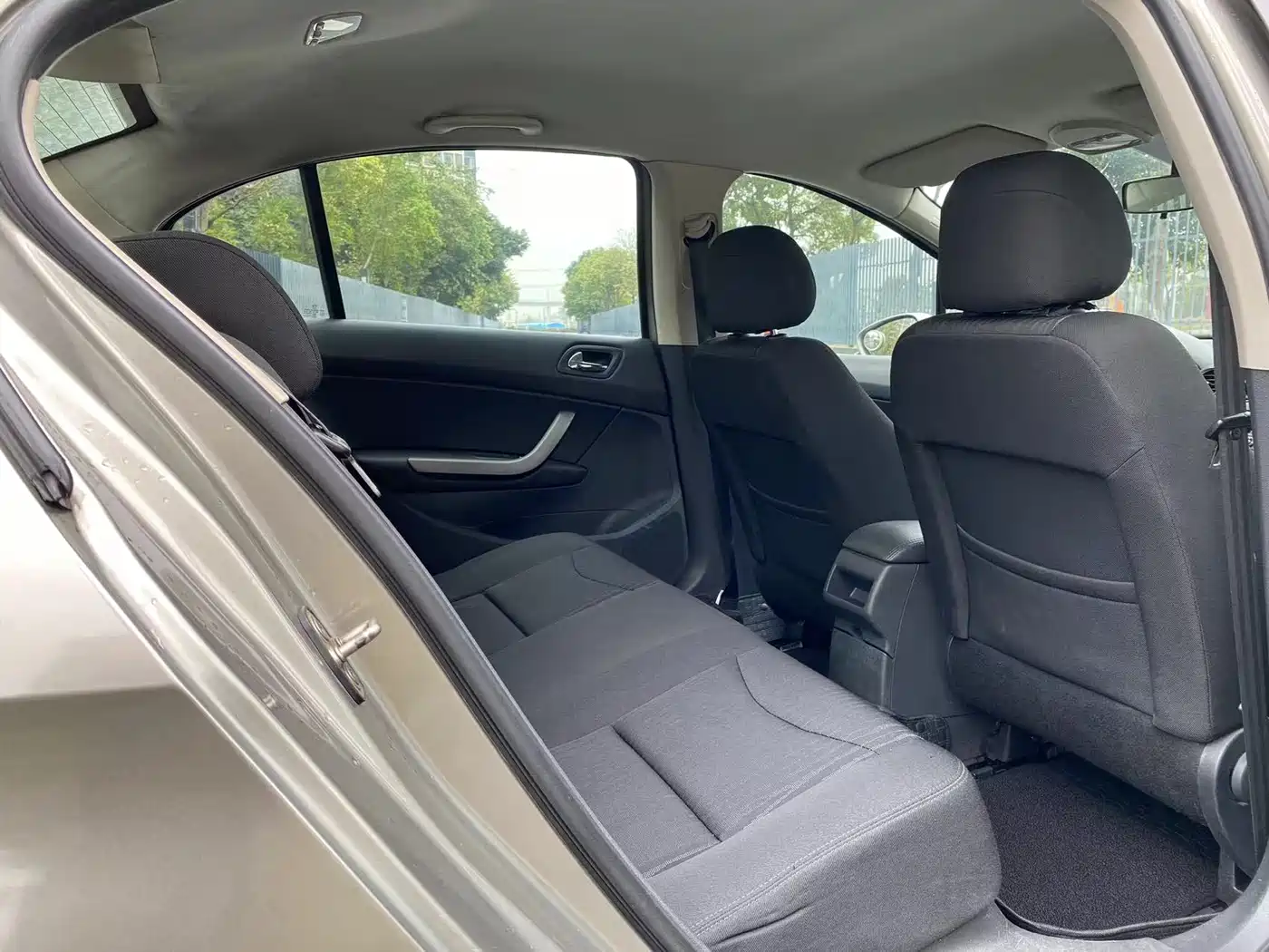 Peugeot 408 2013 2.0L Automatic Comfort Edition фото 11
