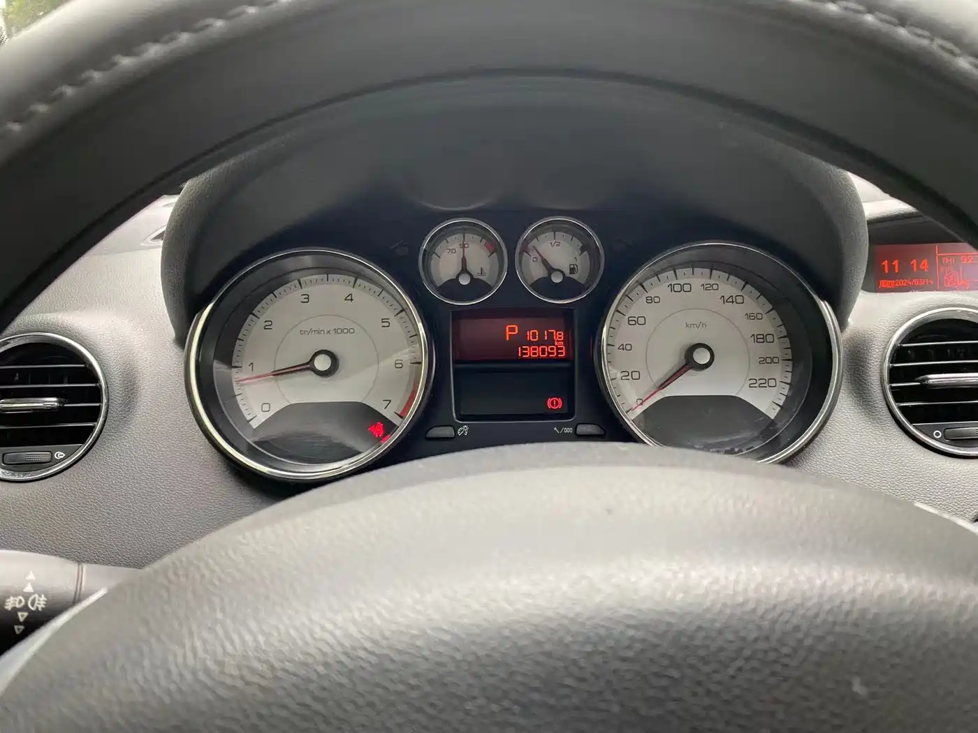 Peugeot 408 2013 2.0L Automatic Comfort Edition фото 9