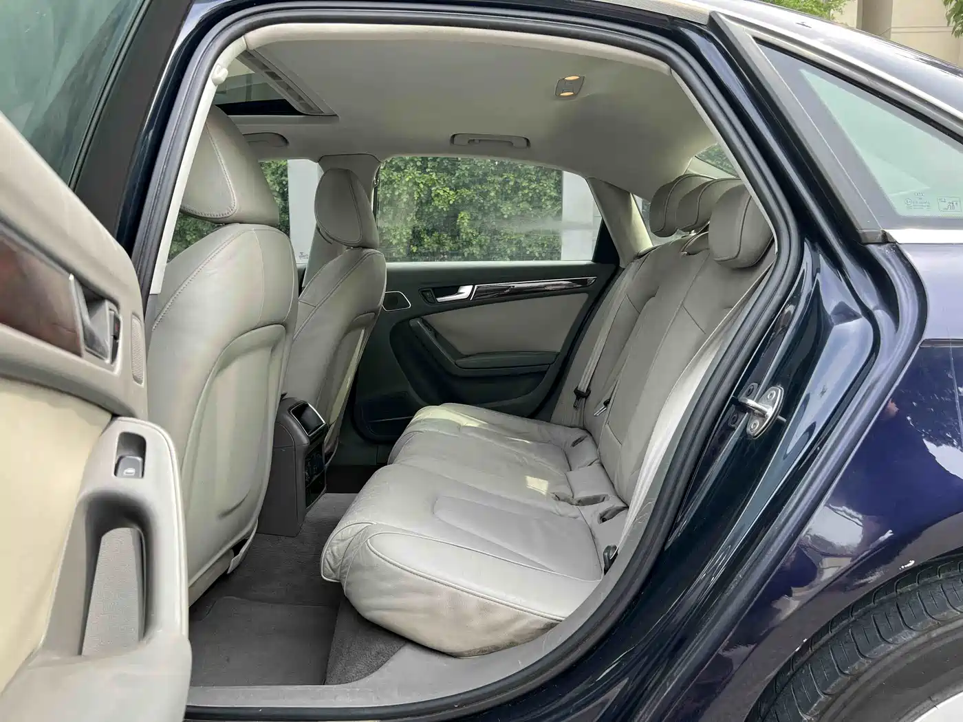 Audi A4L 2010 2.0 TFSI Standard фото 5