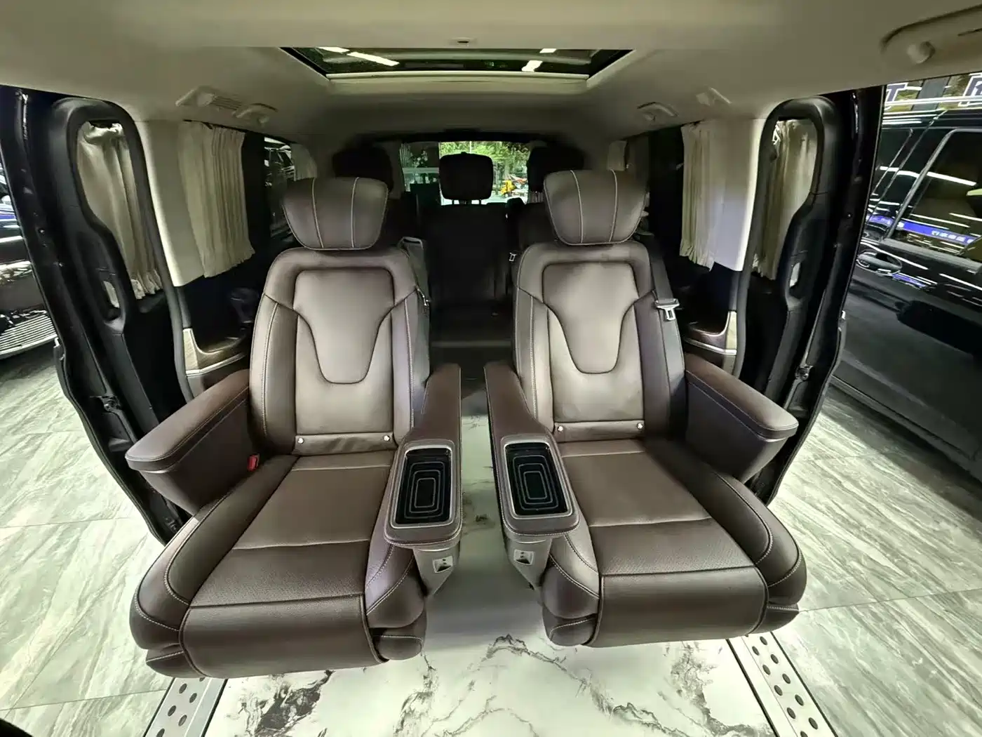 Mercedes-Benz V-Class 2022 V 260 L Long Wheelbase Luxury Edition фото 8