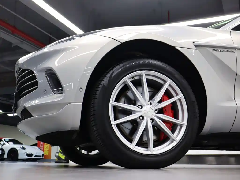 Photo 32 - Aston Martin DBX