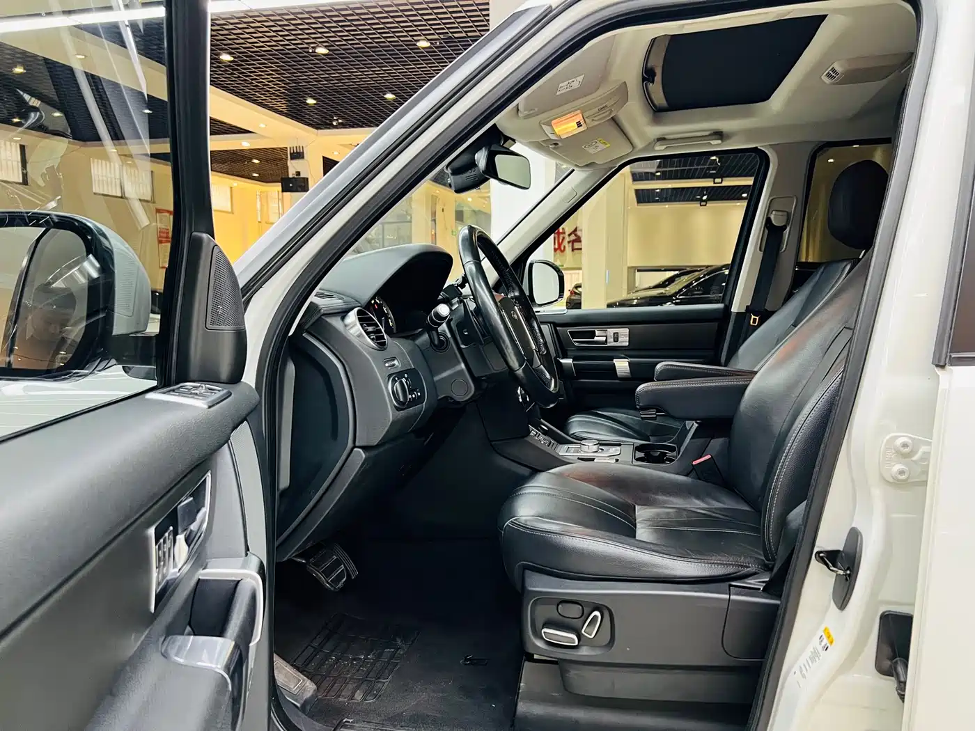 Land Rover Discovery 2016 3.0 SC Black Edition SE фото 7