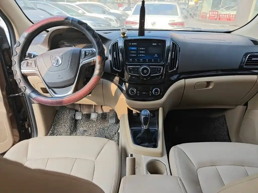 Baojun 730 2015 2014 1.5L Manual Luxury Navigation ESP Edition 7-Seater
