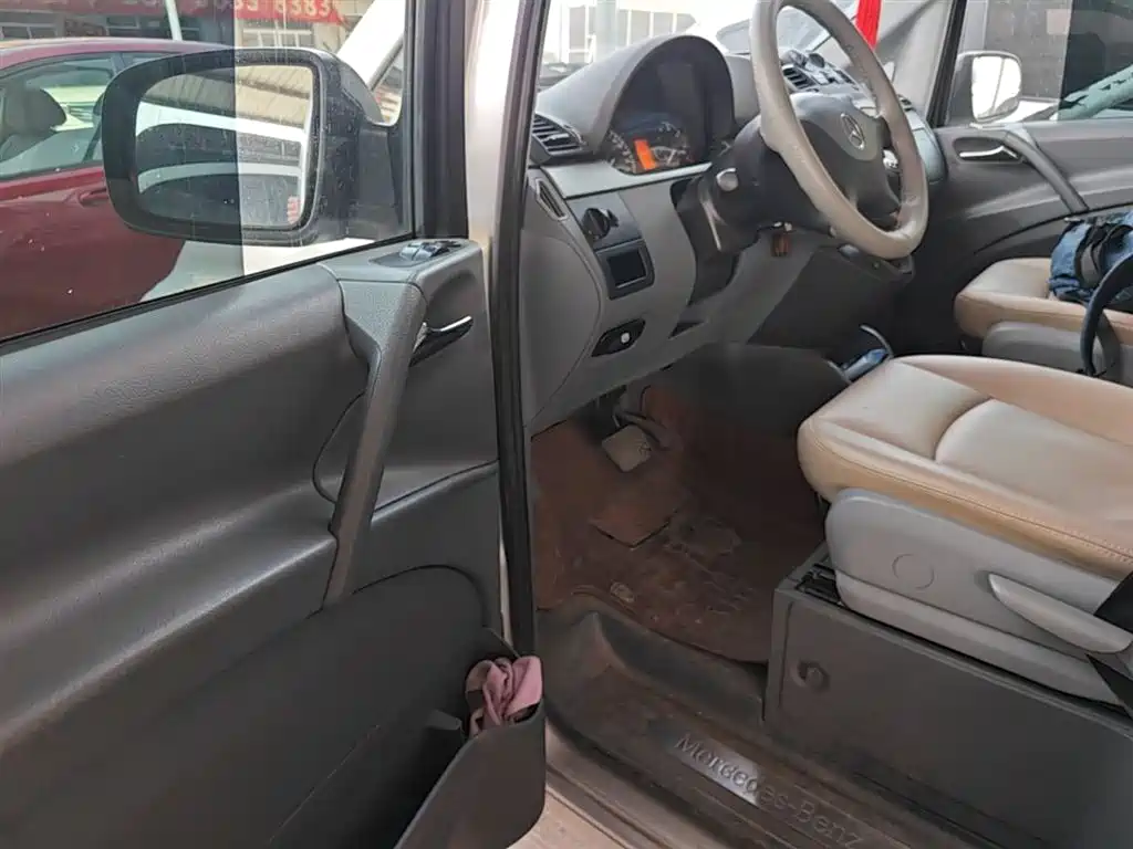 Mercedes-Benz Vito 2011 2.5L 7-Seat Executive Edition фото 12