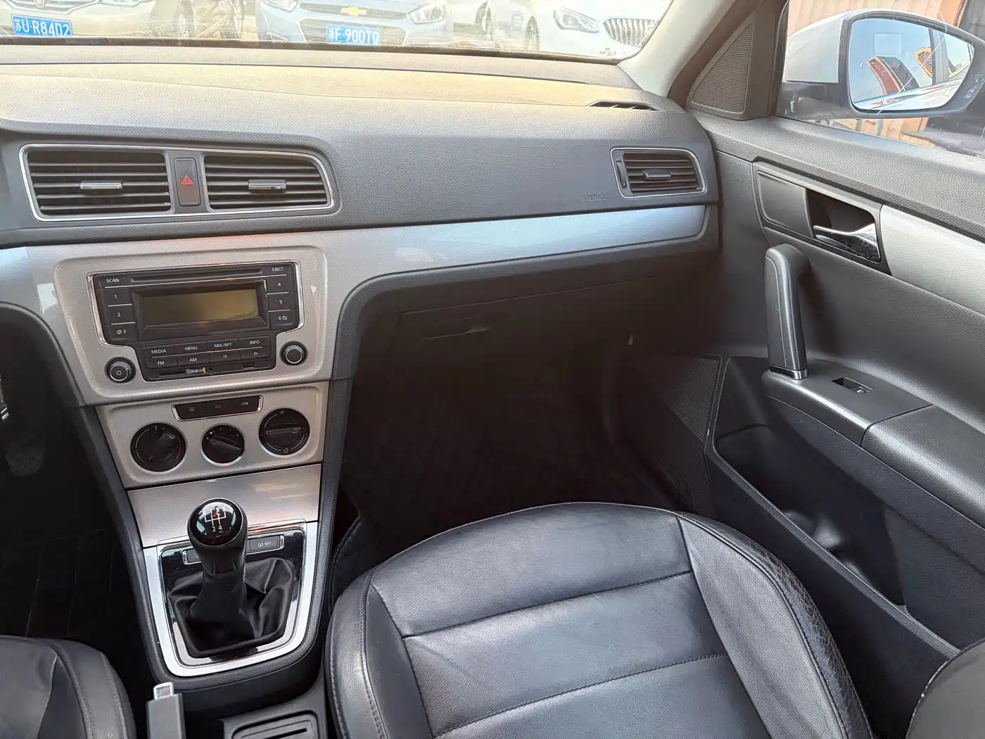 Volkswagen Lavida Tour 2013 1.6L Manual Comfort фото 12