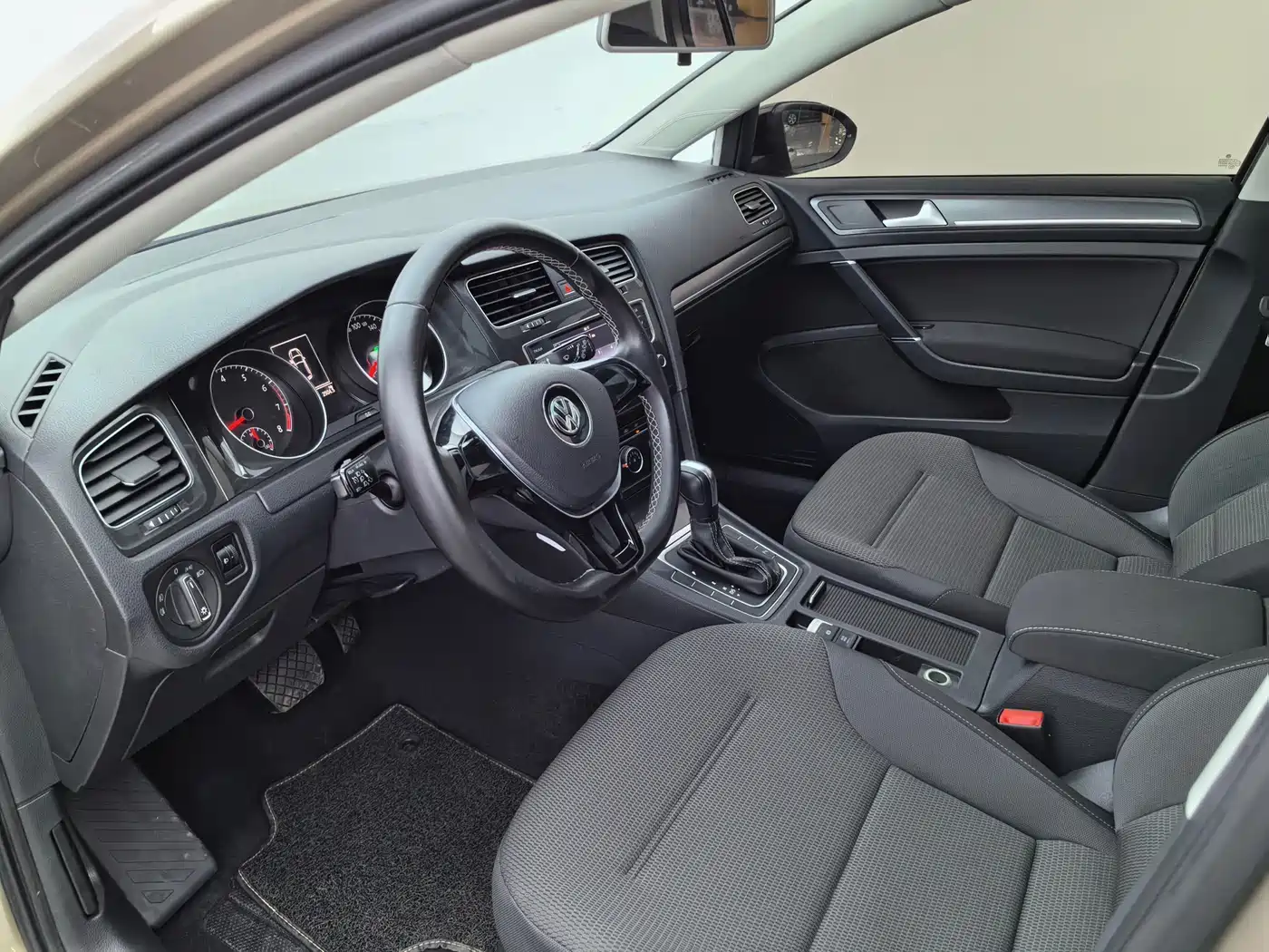 Volkswagen Golf 2016 230TSI Automatic Comfort фото 19