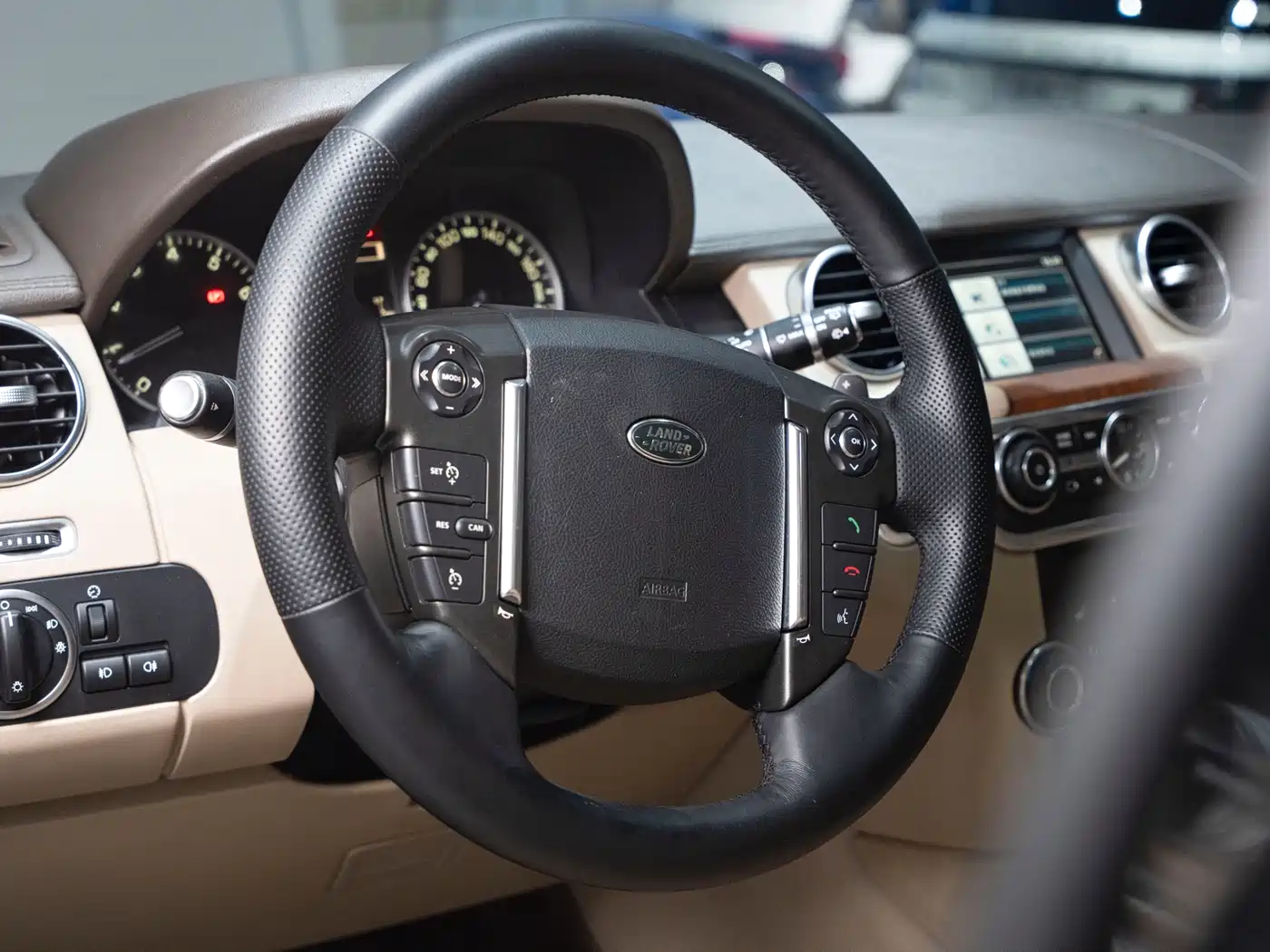Land Rover Discovery 2015 3.0 SC V6 SE фото 20