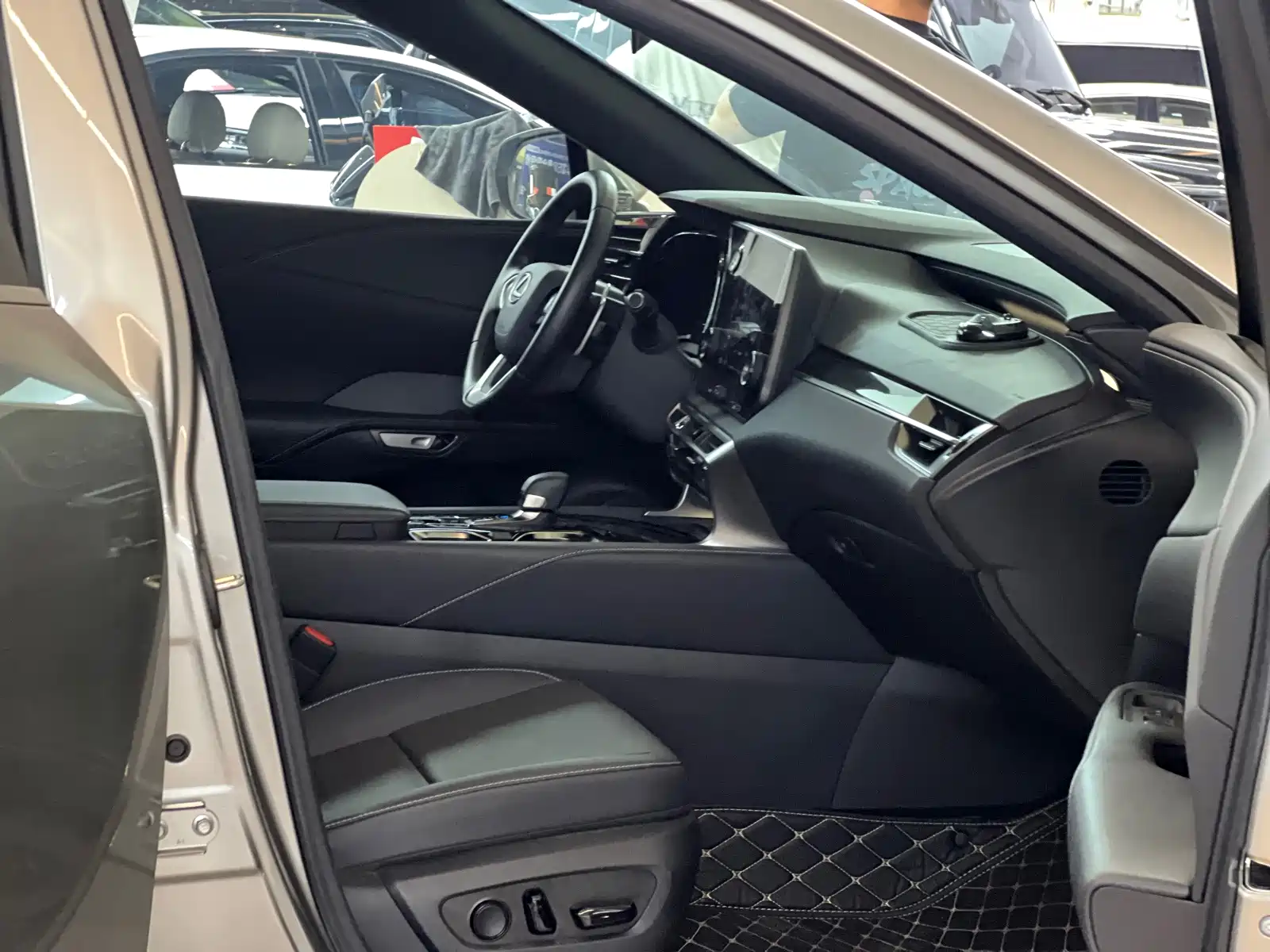 Фото 11 - Lexus RX