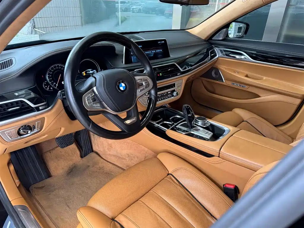 BMW 7 Series 2017 750Li xDrive Customized Edition (4-Seater) фото 5