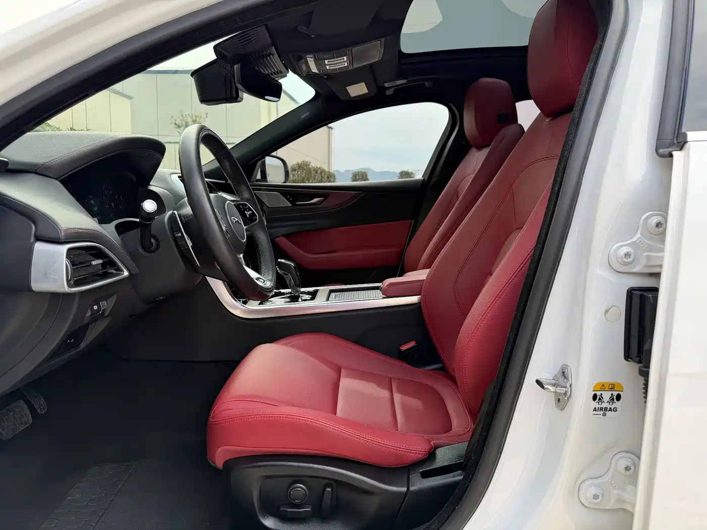 Photo 5 - Jaguar XEL