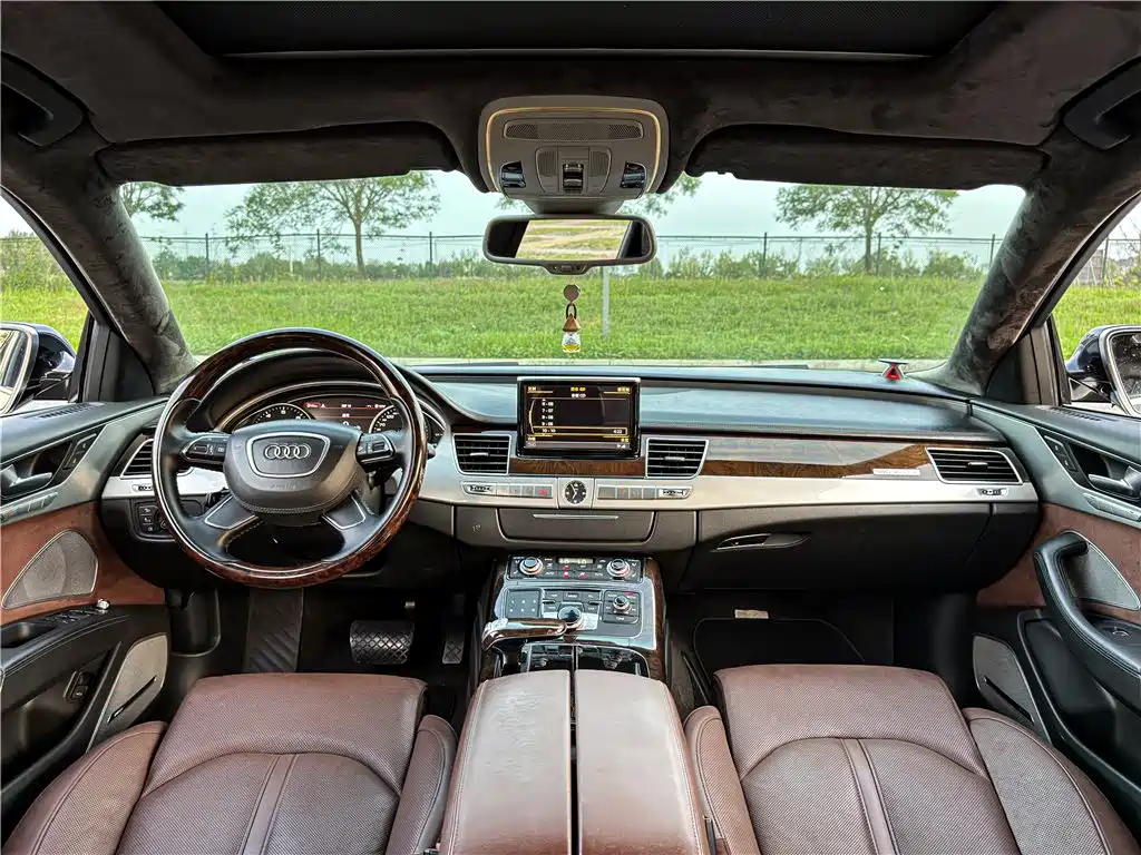 Фото 21 - Audi A8