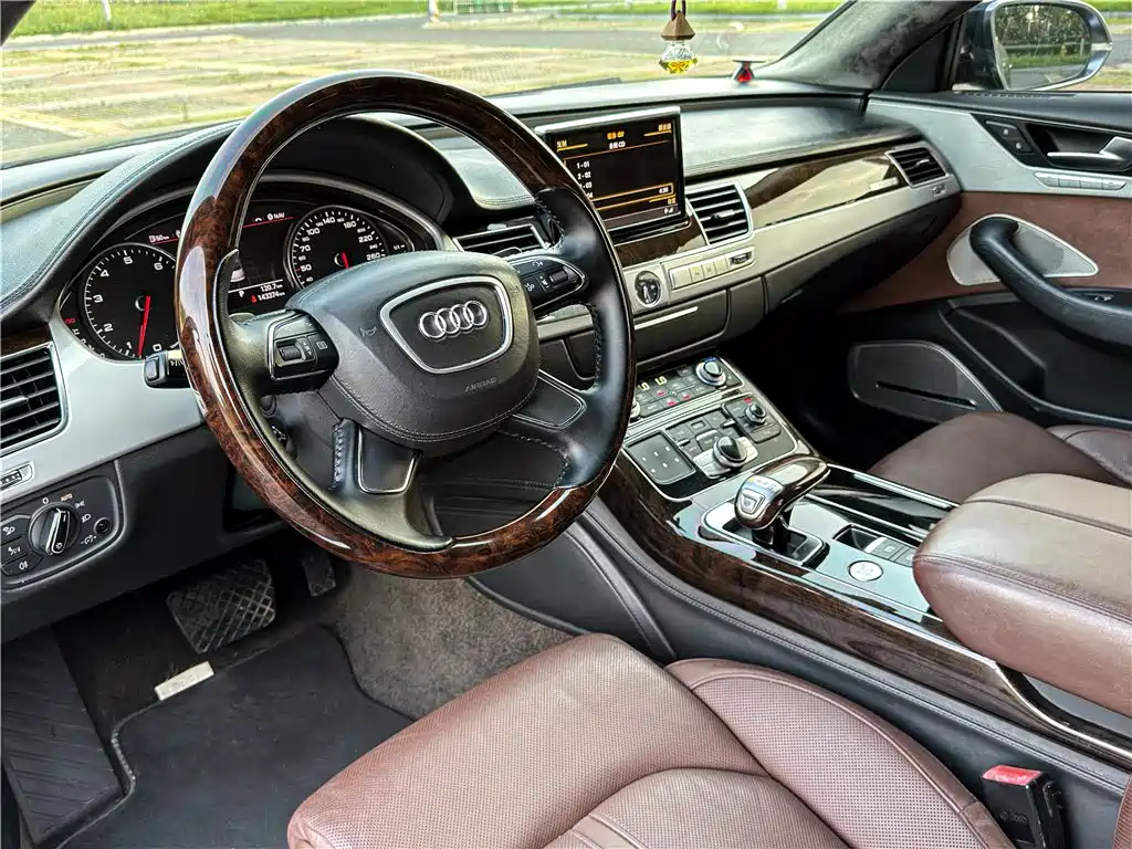 Фото 6 - Audi A8
