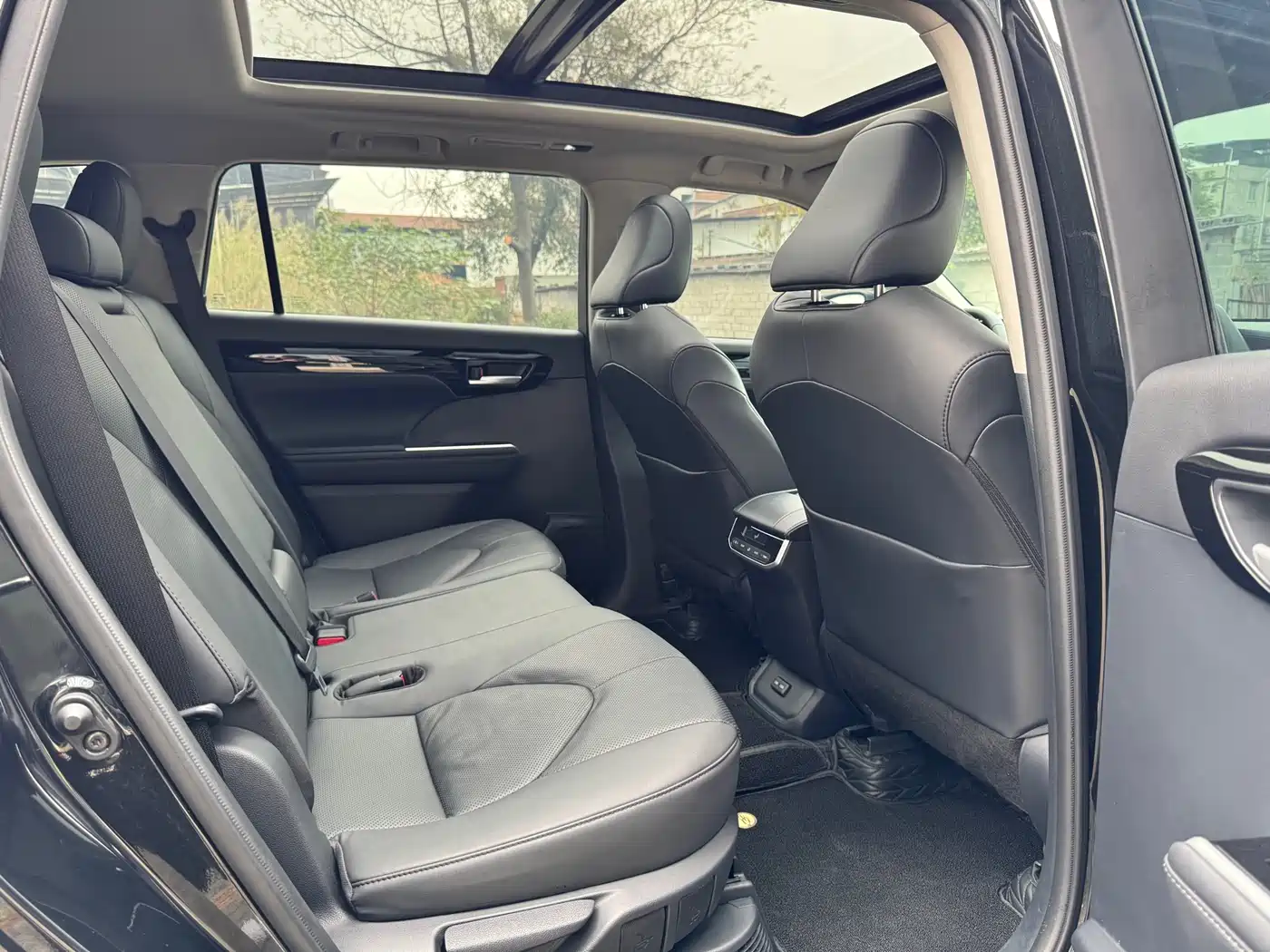 Toyota Highlander 2024 2.5L Smart Hybrid FWD Luxury 7-Seater фото 9