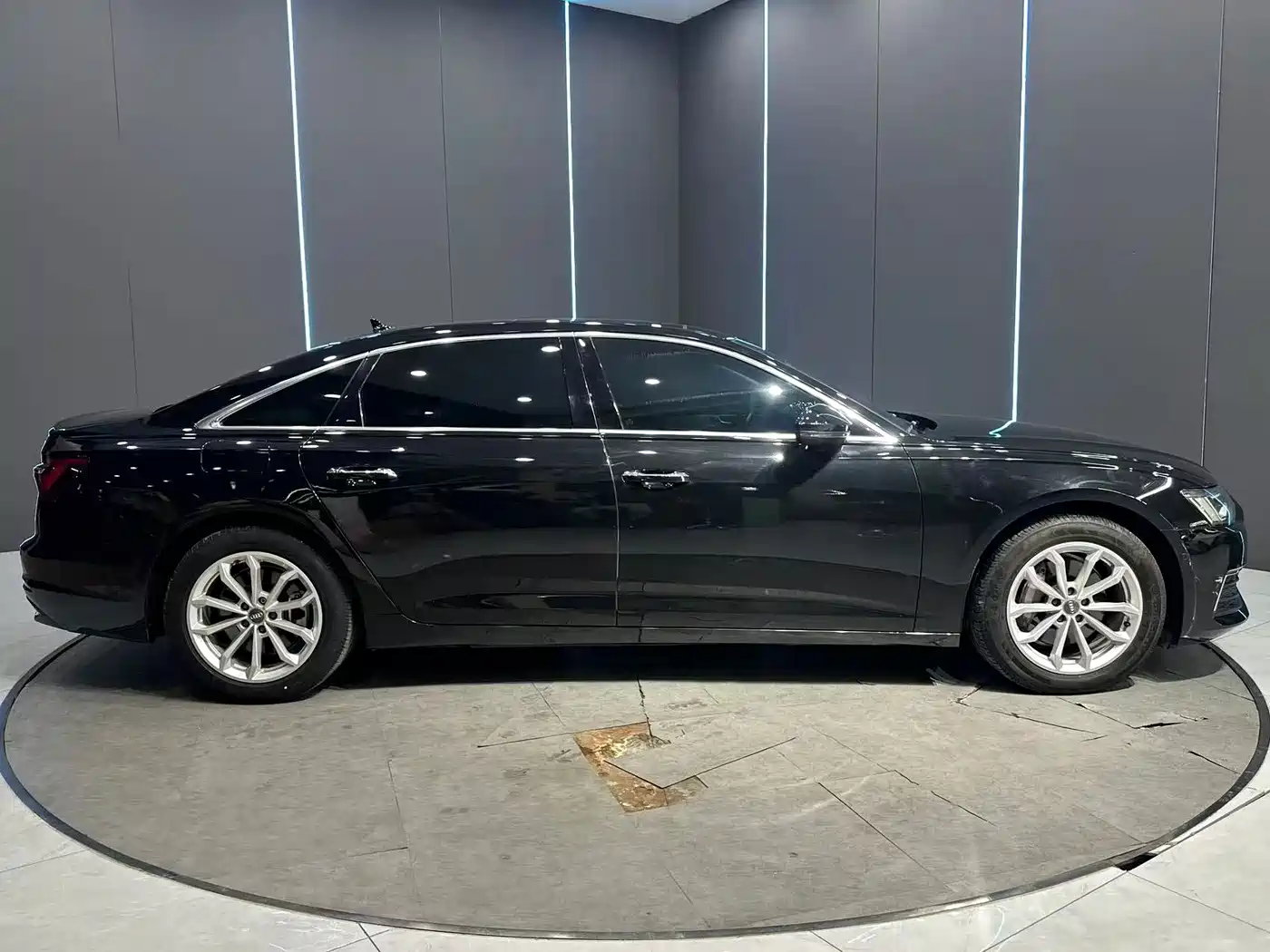 Фото 5 - Audi A6L
