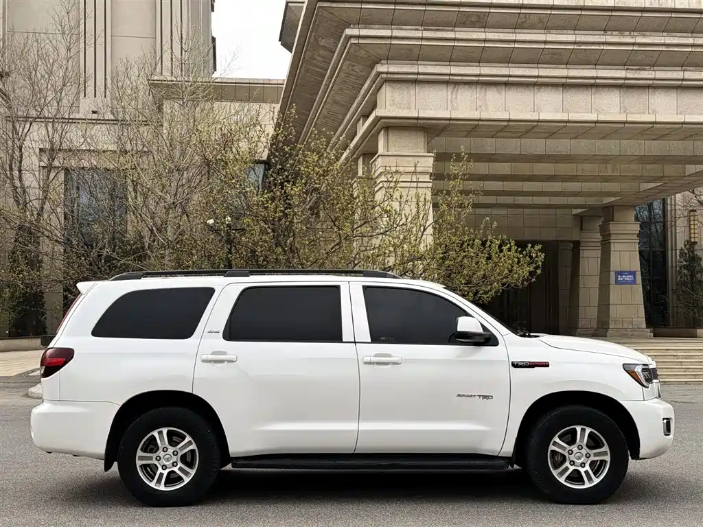 Toyota Sequoia 2010 5.7 Platinum Edition фото 4