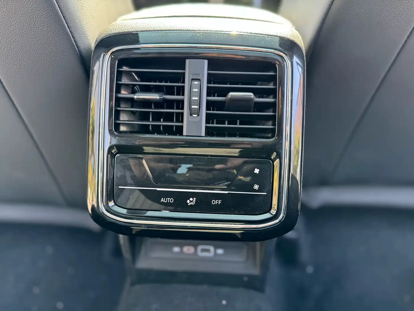 Volkswagen Passat 2025 Outstanding 380TSI Starlight Dragon Soaring Edition фото 18