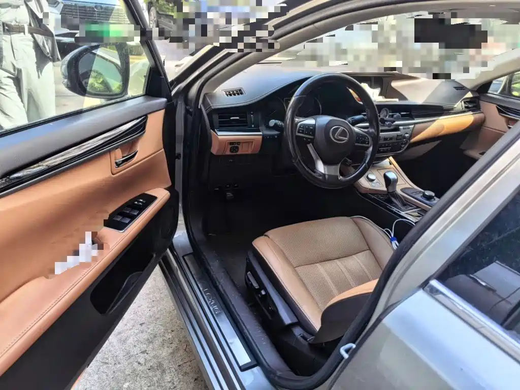Photo 17 - Lexus ES