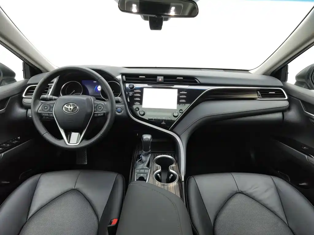 Фото 5 - Toyota Camry