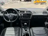 Photo 8 - Volkswagen Tiguan L